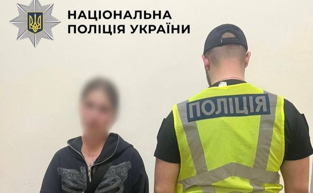 дівчину, яка вдарила військового, затримала поліція. Фото: Нацполіція