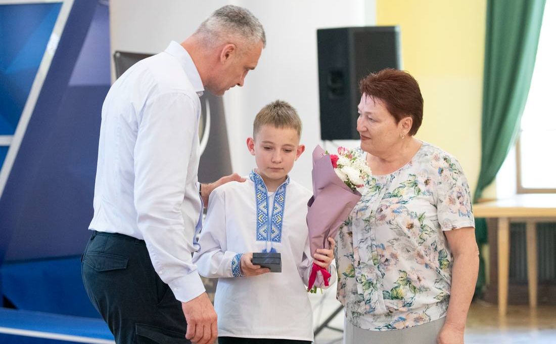 Мер Києва вручає нагороду синові загиблого на фронті киянина. Фото: КМДА