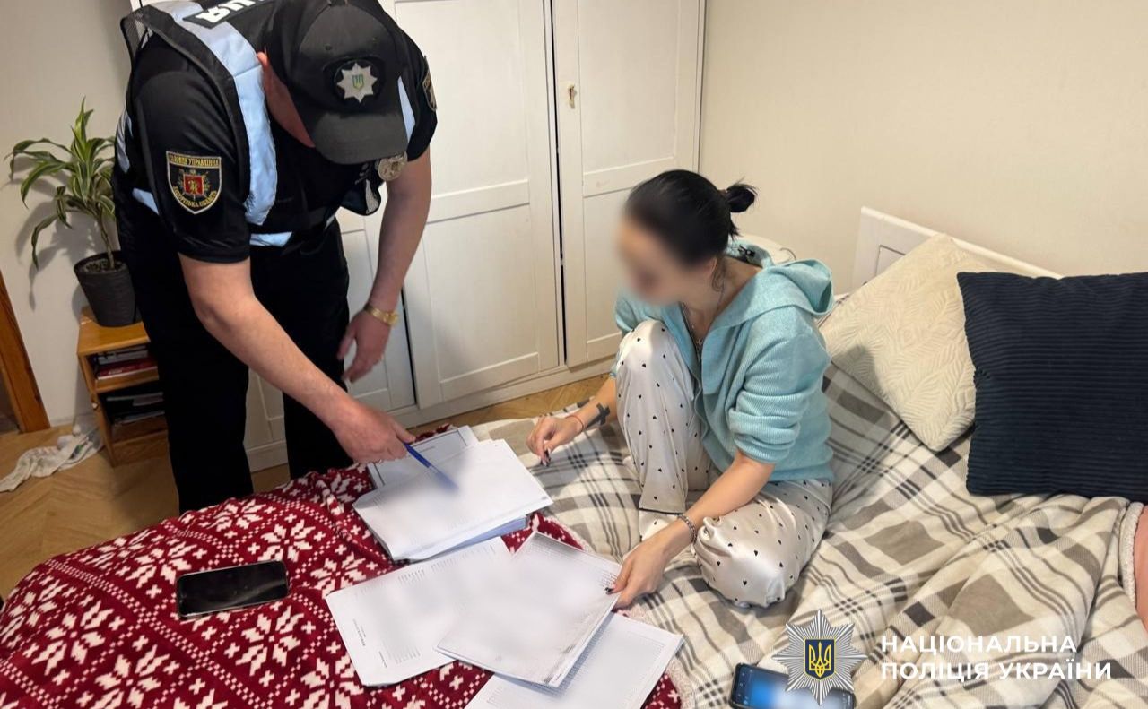 Поліцейський та підозрювана. Фото: Національна поліція України