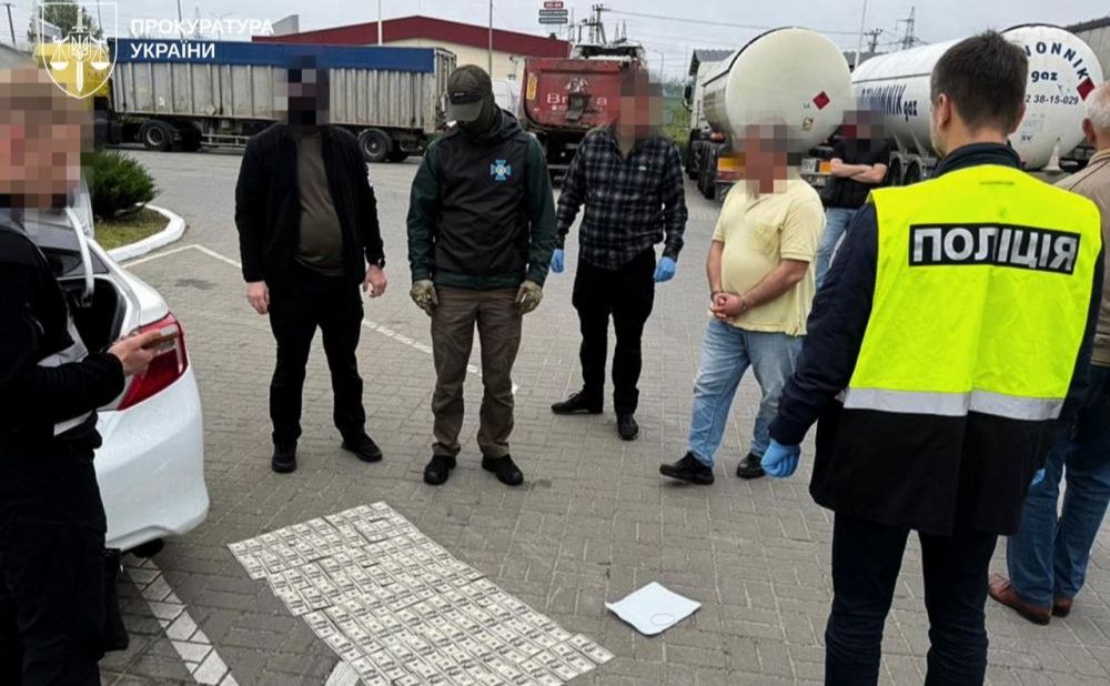 Правоохоронці затримали підозрюваних у продажі фіктивних справок інвалідностей. Фото: Прокуратура України