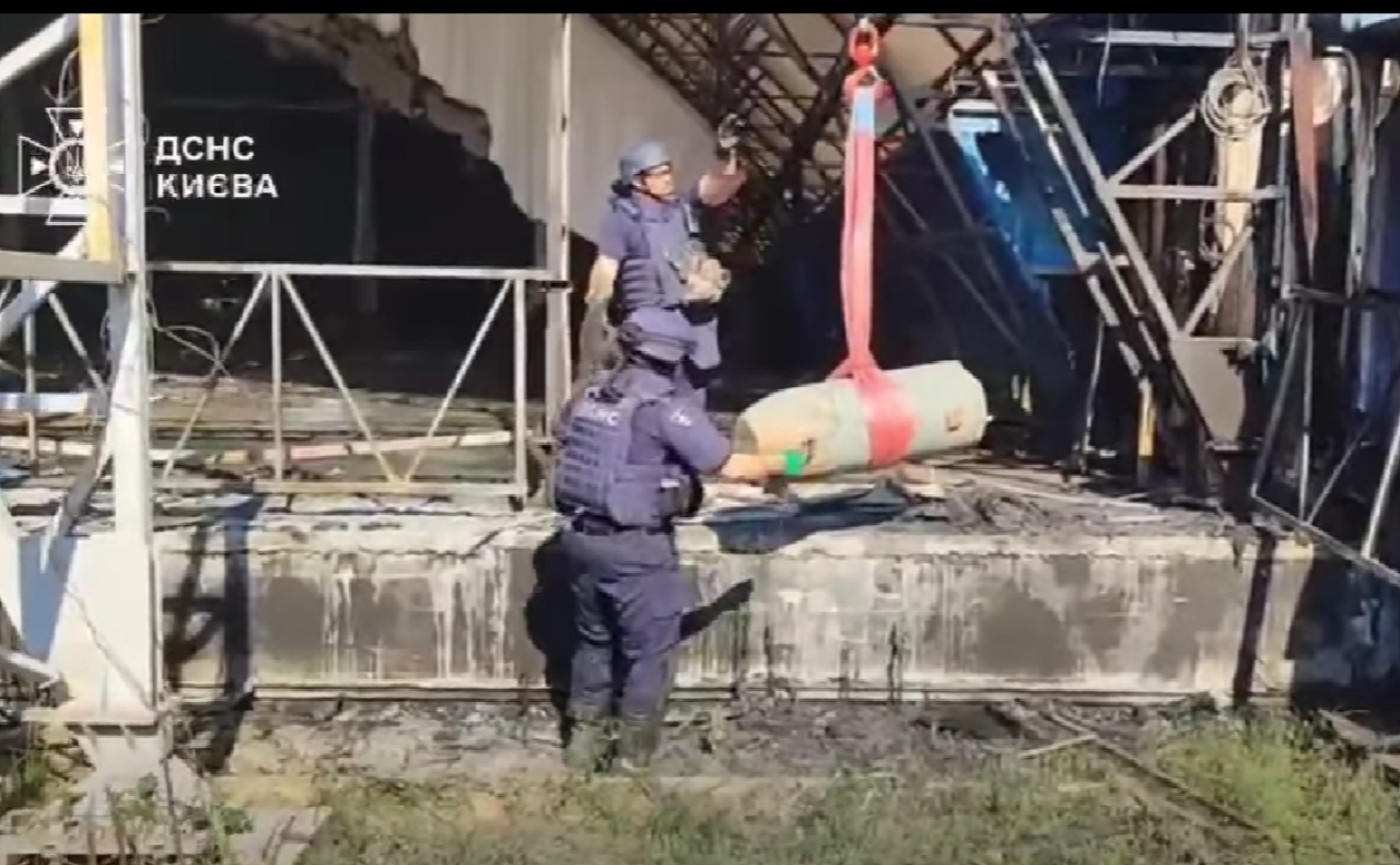 Сапери вилучають бойову частину ракети. Фото: скрін з відео