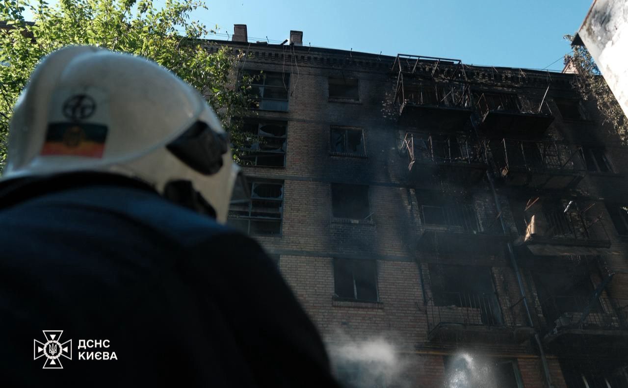 Рятувальник дивиться на зруйнований російською зброєю будинок. Фото: ДСНС