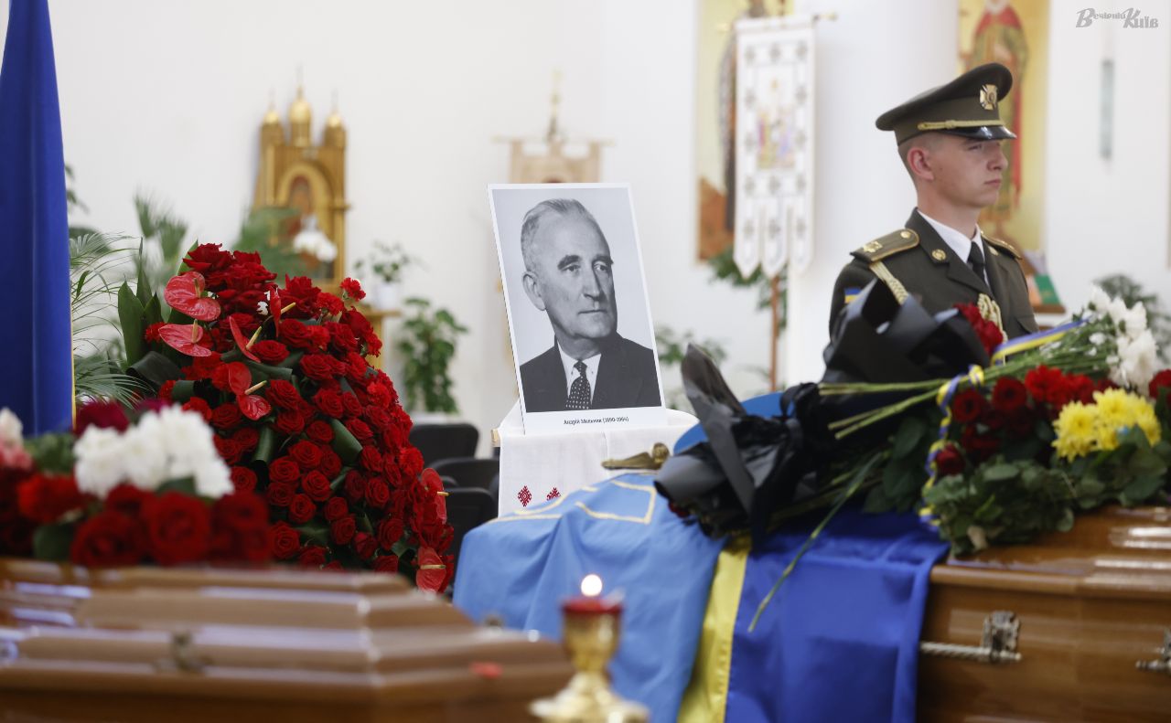 Домовини з останками Андрія Мельника та його дружини Софії у Патріаршому соборі у Києві. Фото: Борис Корпусенко