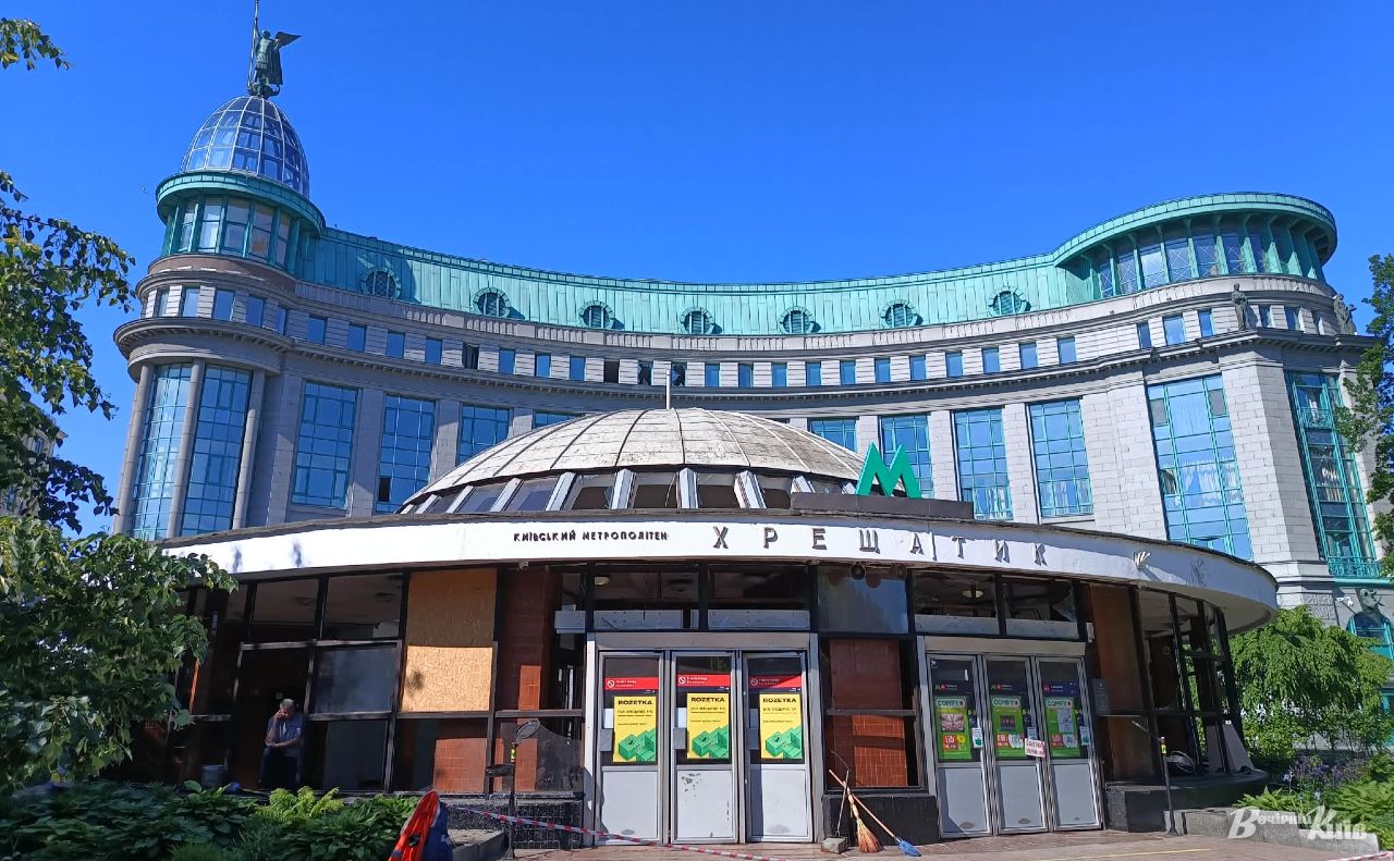 На виході зі станції метро «Хрещатик» на Інститутській вилетіли вікна