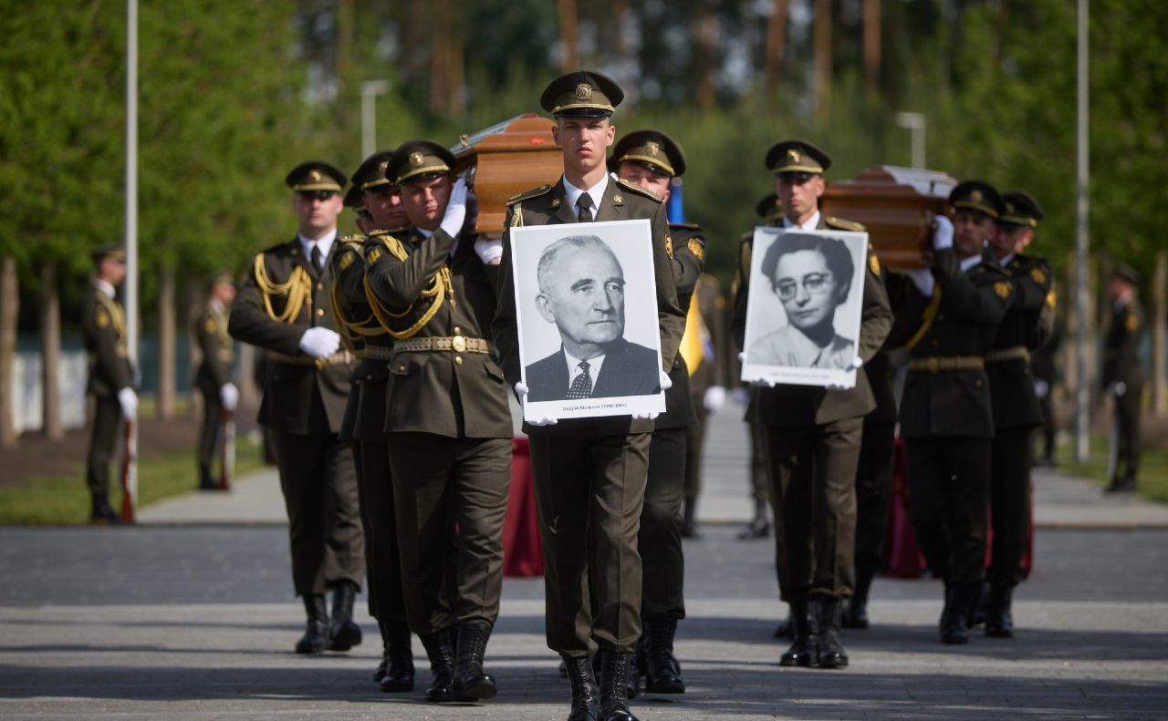 Під час церемонії перепоховання праху Андрія та Софії Мельників. Фото: ОП