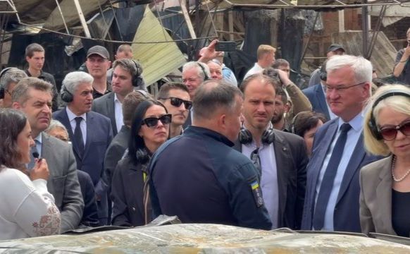 Очільники дипмісій у Києві на місці атаки рф. Фото: МЗС України