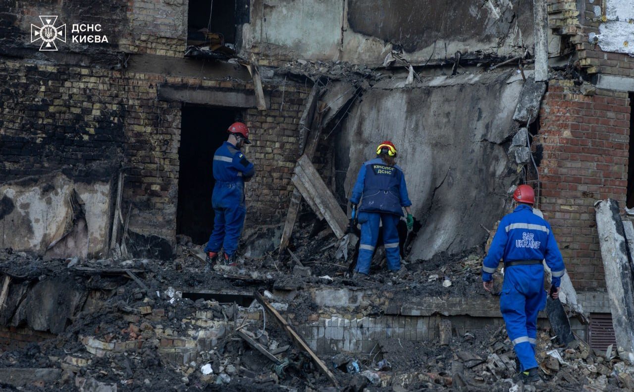 Рятувальники на місці руйнування житлового будинку після атаки рф на Київ 24 травня. Фото: ДСНС
