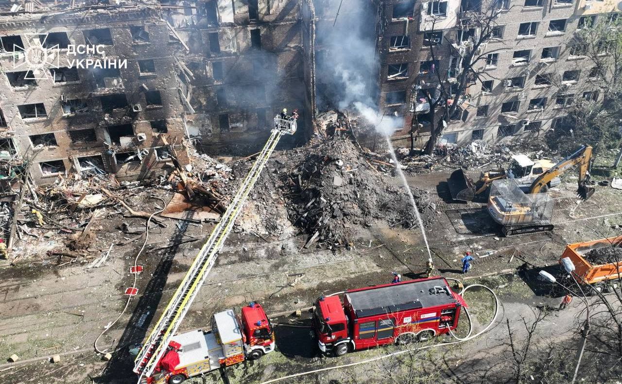 Рятувальники розбирають завали у Києві після обстрілу рф. Фото: ДСНС