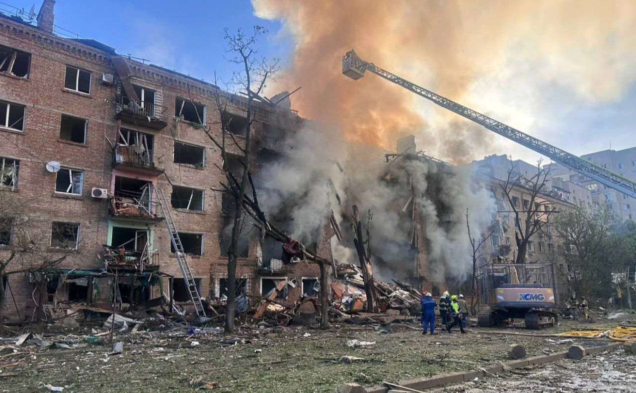 Зруйнована багатоповерхівка. Фото: Національна поліція України