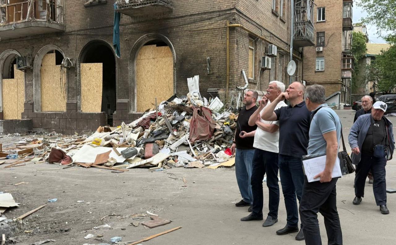Вячеслав Непоп зустрівся з мешканцями будинків, пошкоджених внаслідок обстрілу. Фото: пресслужба КМДА