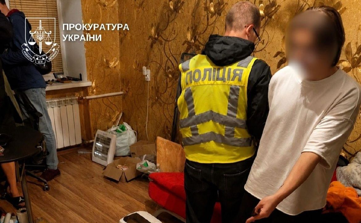 Правоохоронці затримали підозрюваного. Фото: Прокуратура України