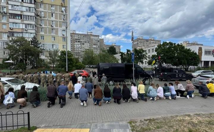 Прощання з Героєм. Фото Дарницької РДА в Телеграм-каналі