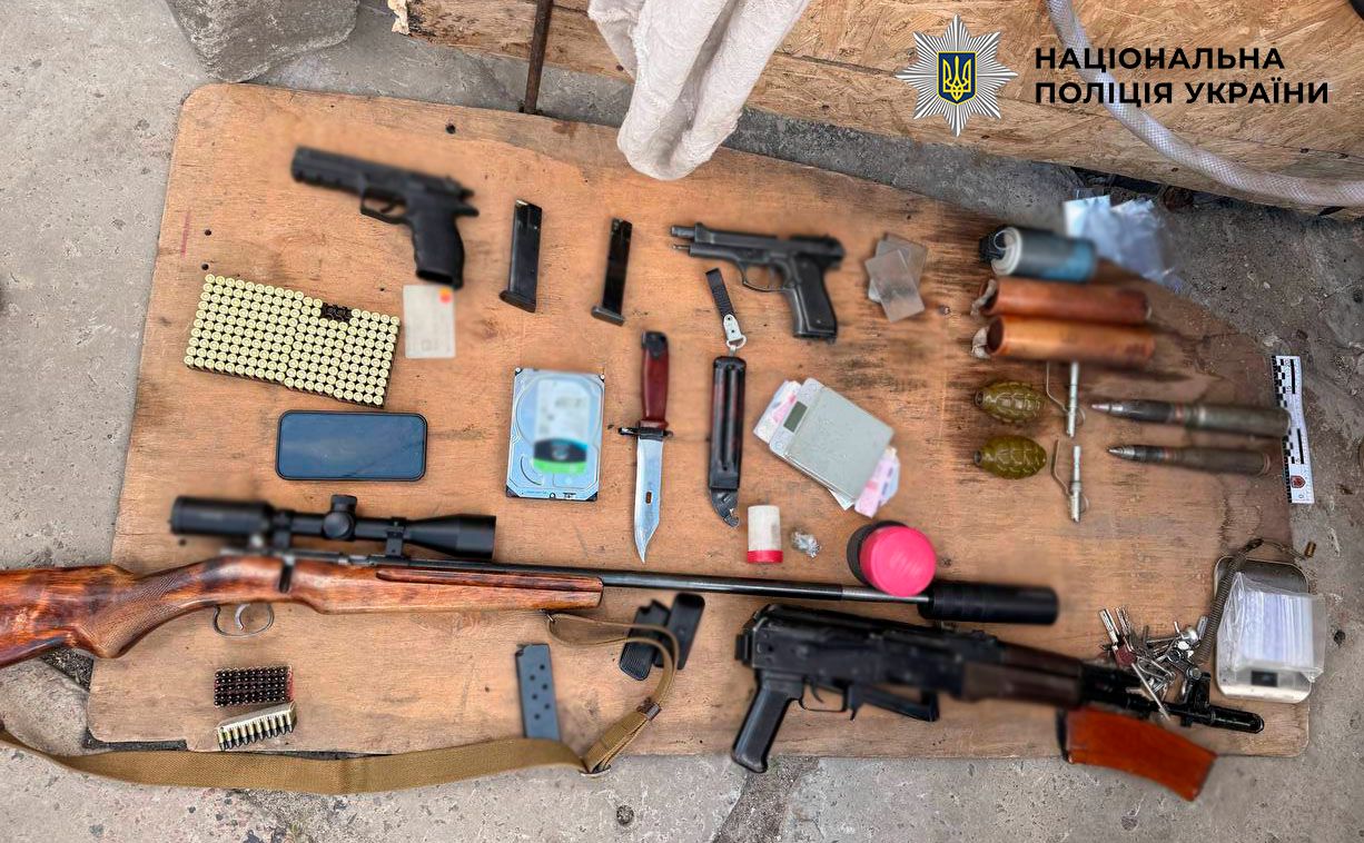 Знайдена зброя під час обшуів. Фото: Національна поліція України