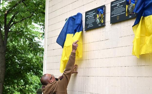 На фасаді будинку з’явились дві меморіальні дошки: на честь Сергія Михайленка та Олега Дзюби. Фото: Кирило Фесик, фейсбук