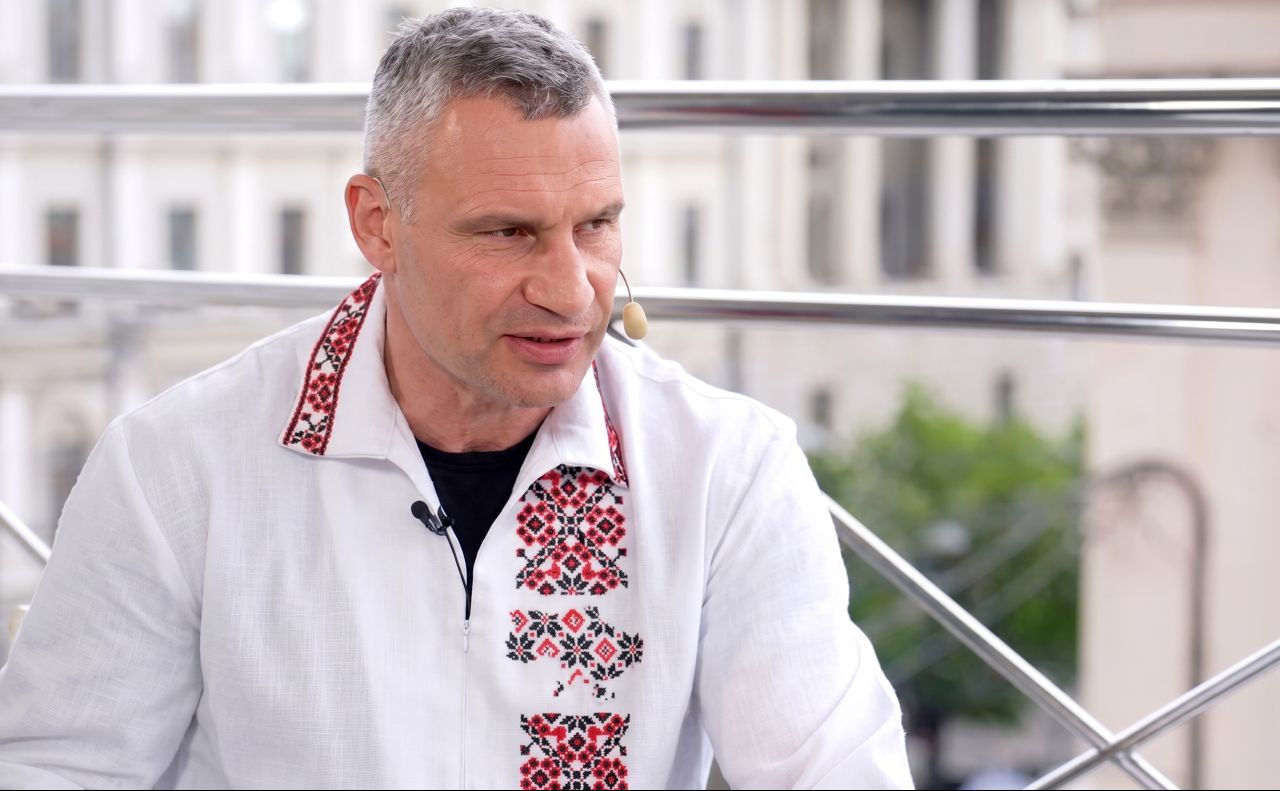 Віталій Кличко прийшов на телеканал «Київ» в особливій сорочці. Фото: КМДА