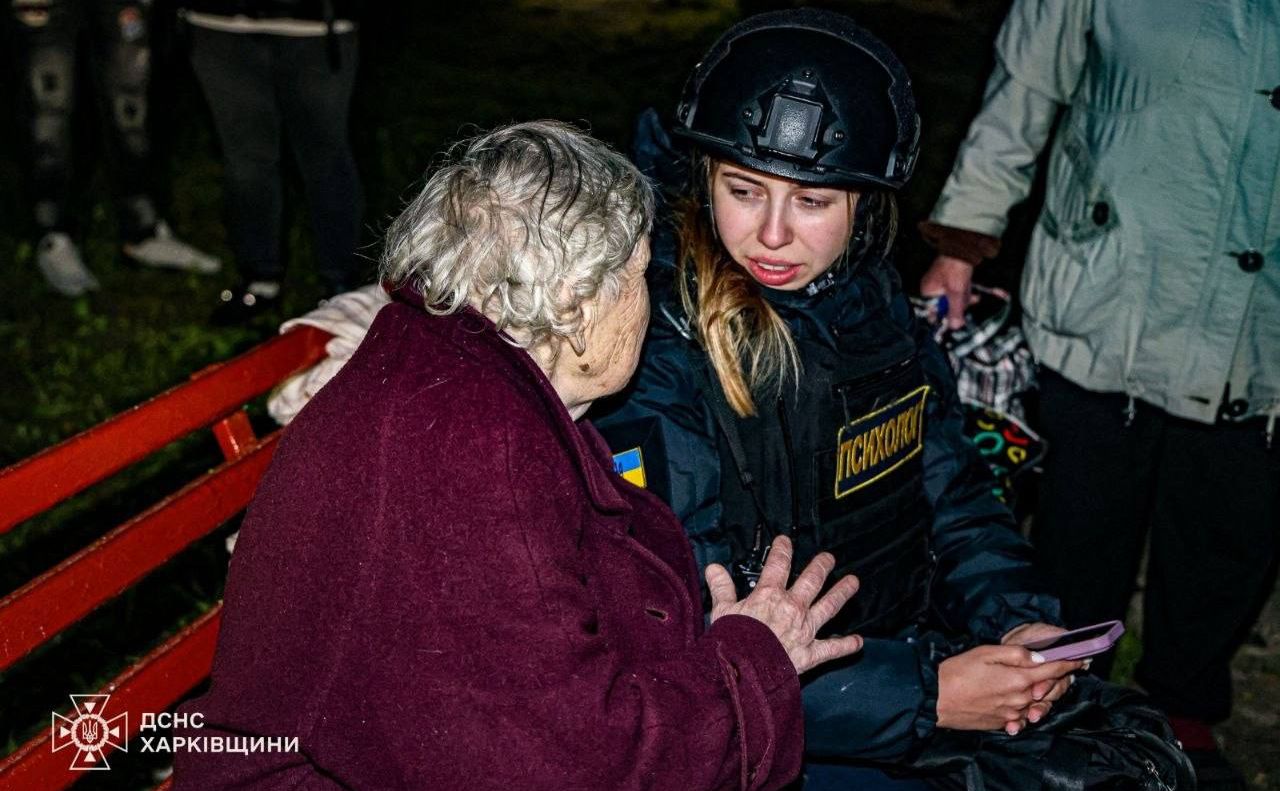Психолог ДСНС з літньою жінкою після нічної атаки на Харківщину. Фото: МВС