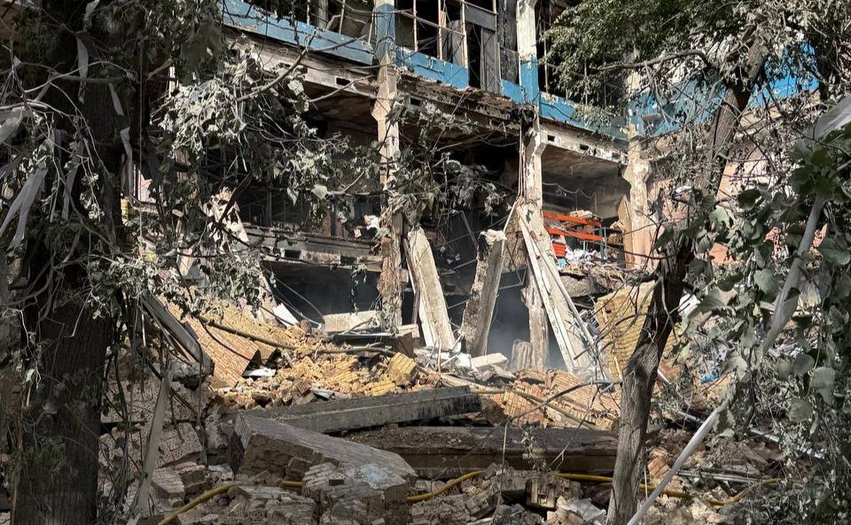 Наслідки руйнування будівлі, де розміщувався склад підприємства. Фото: Ната Ватсон