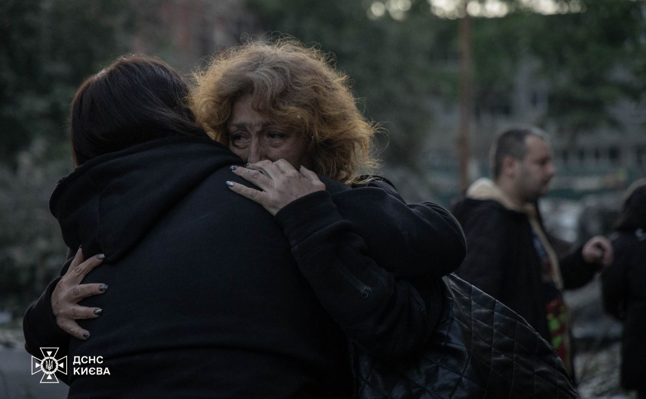 Після обстрілу киянам допомагають рятувальники-психологи. Фото: ДСНС