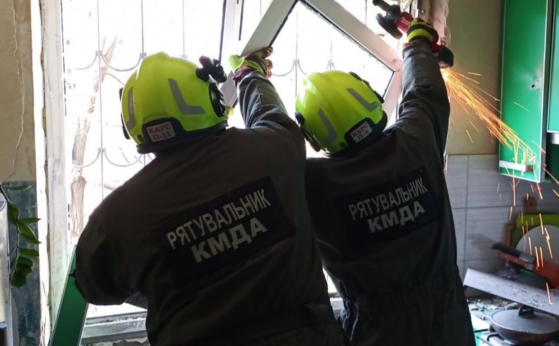 Рятувальники демонтують аварійне вікно. Фото: КАРС
