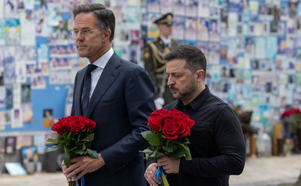 Зеленський і Рютте поклали квіти до Стіни пам’яті біля Михайлівського собору. Фото: Офіс Президента