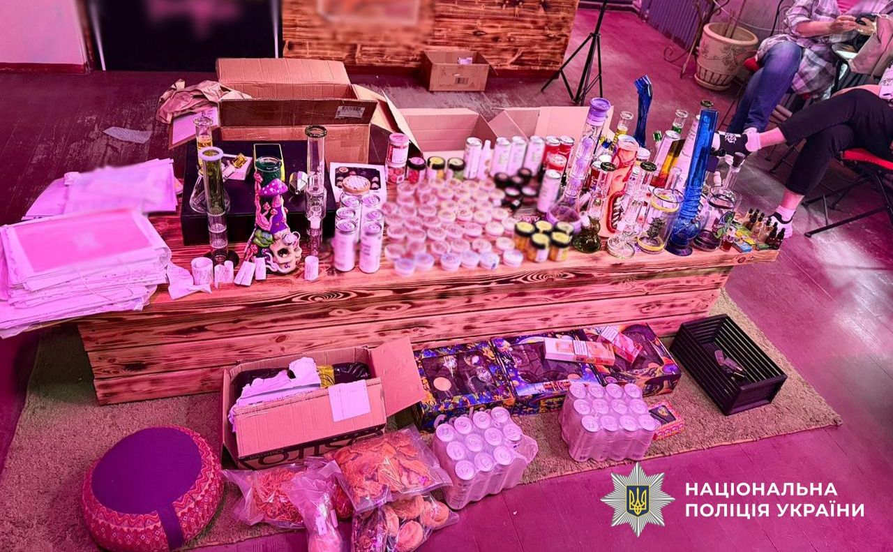 Знайдені заборонені речовини під час обшуку. Фото: Національна поліція України
