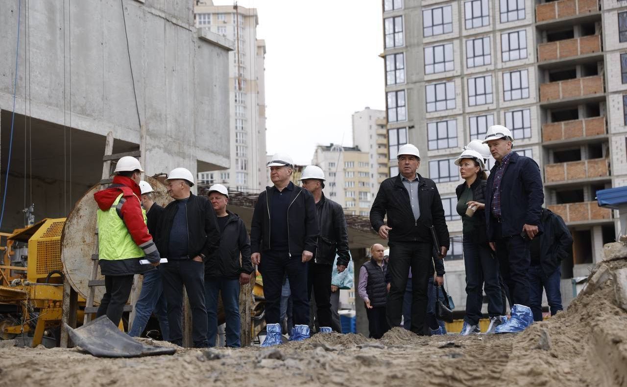 Під час відвідування будмайданчика. Фото: пресслужба Київміськбуду