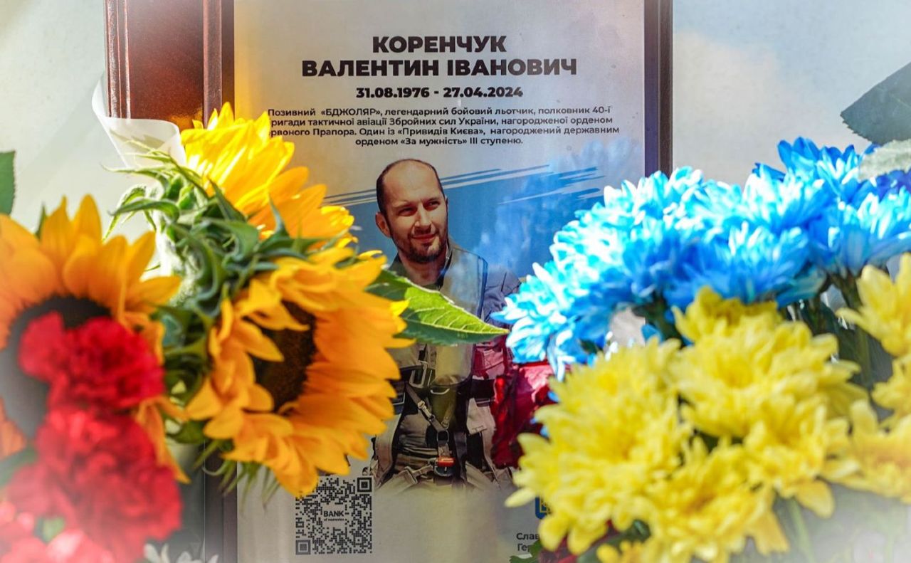 На могилі полковника авіації Валентина Коренчука соняшники. Фото: Повітряного командування «Центр» у фейсбук