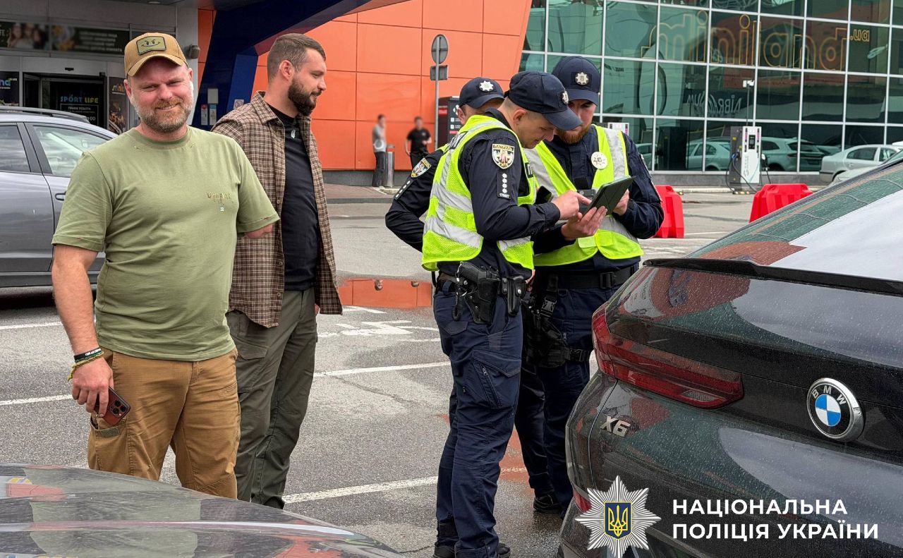 Патрульні та ветерани перевіряють документи у водіїв на столичному майданчику. Фото: Національна поліція України