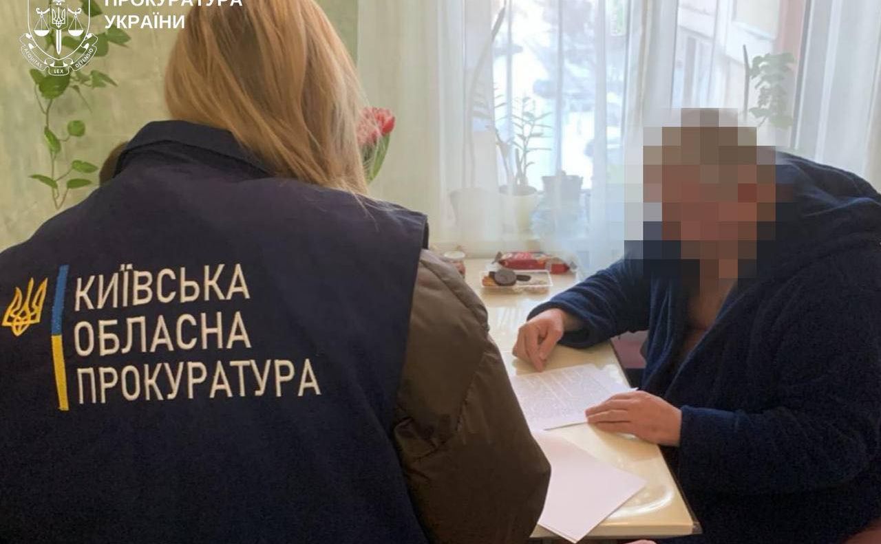 Під час вручення підозри. Фото: прокуратура Київщини
