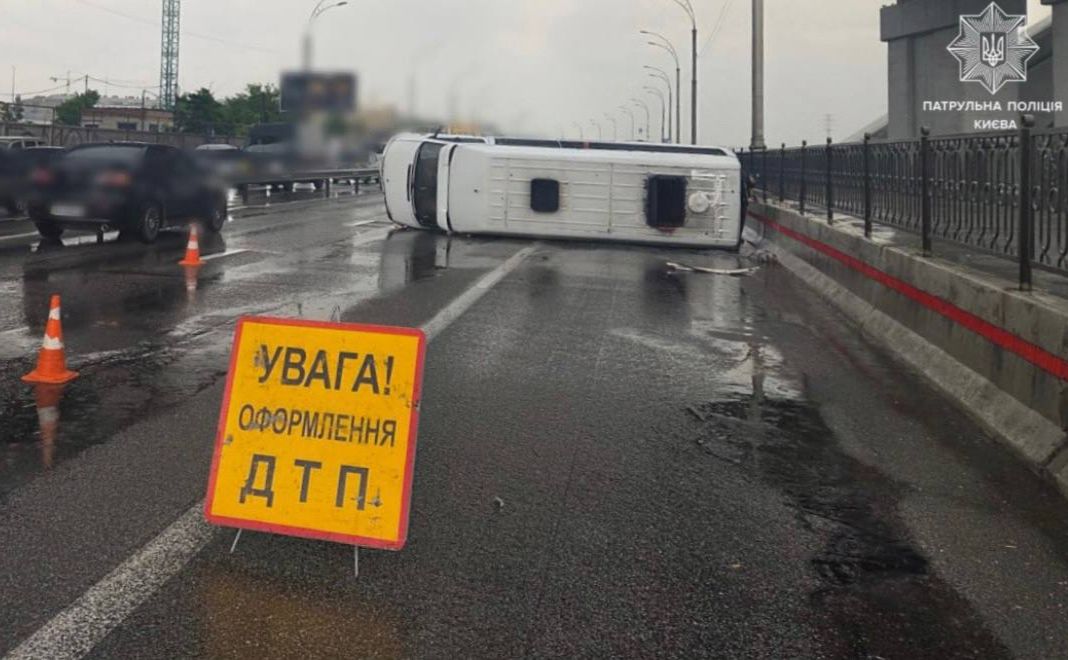 ДТП на Набережно-Рибальскій. Фото: Патрульна поліція Києва в Телеграм