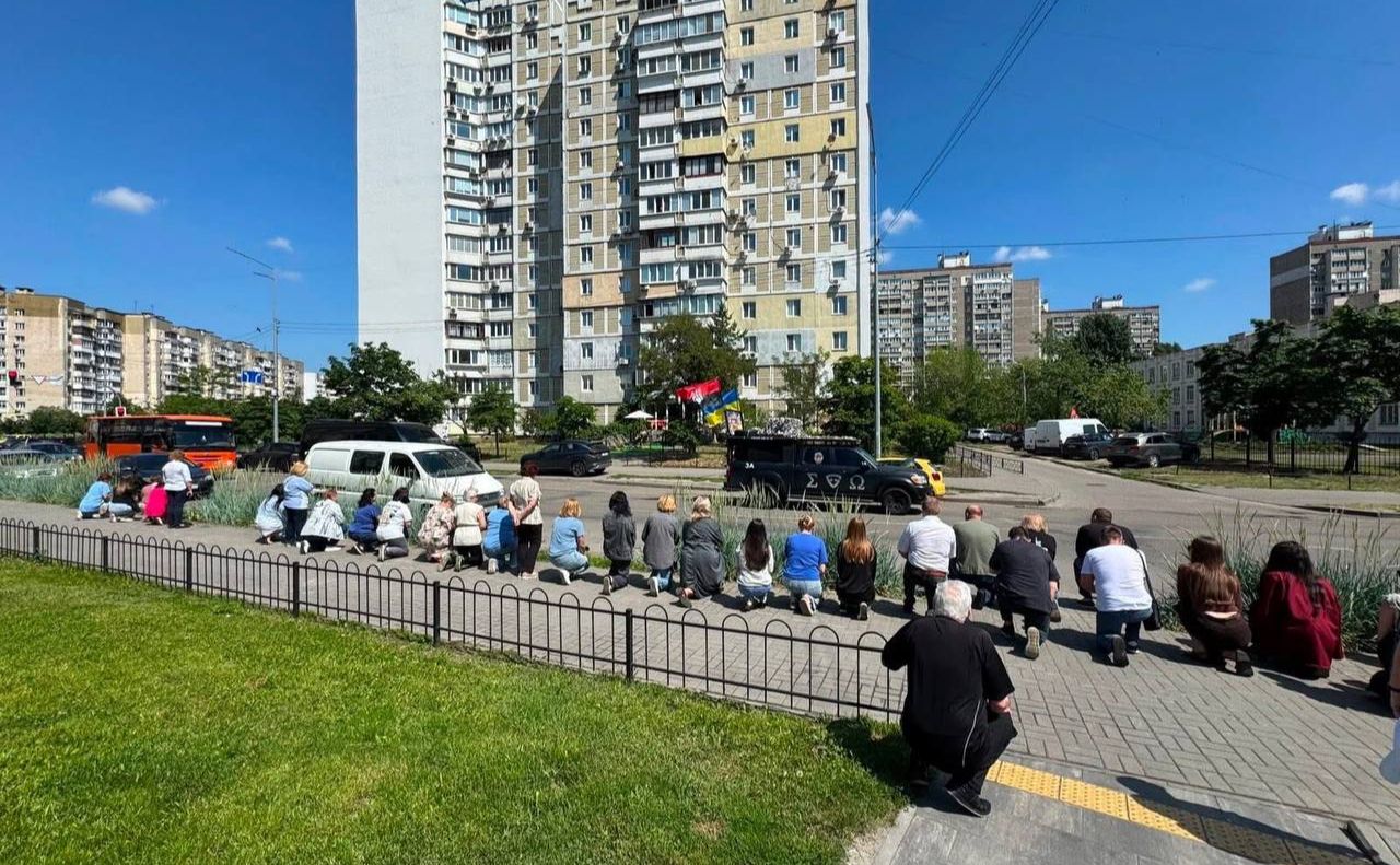 Прощання з Героєм. Фото: Дарницька РДА у Телеграм