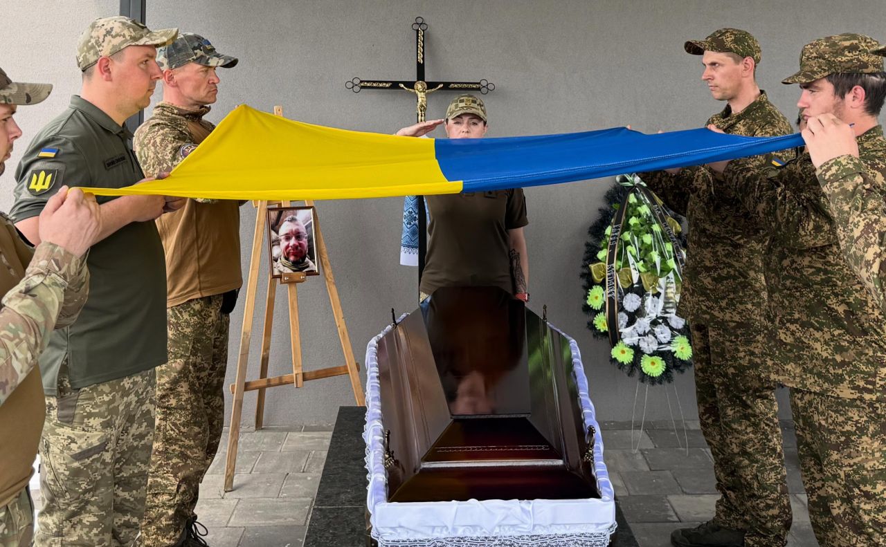 Під час похорону військового. Фото: Бучанська міська рада