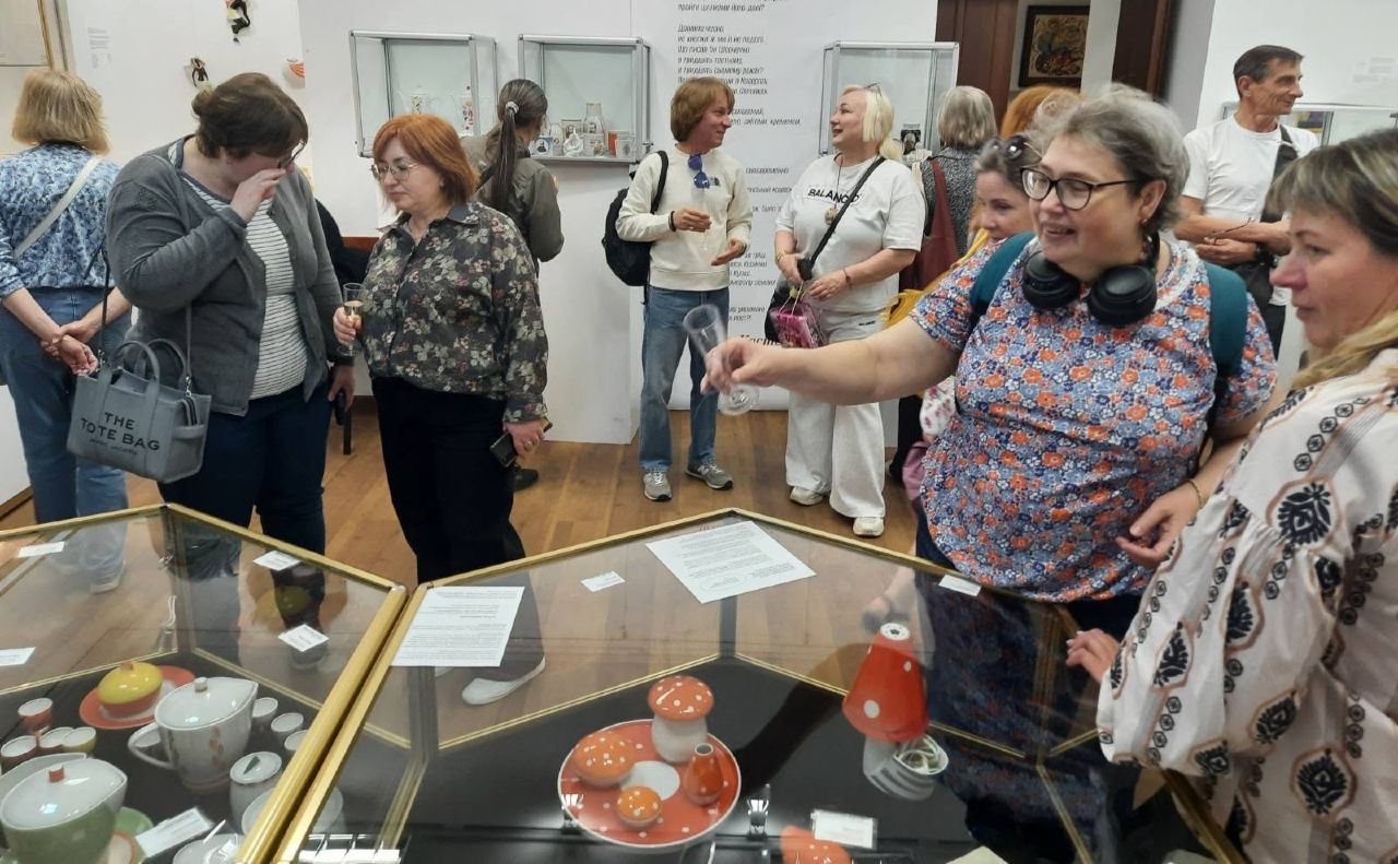 Перші відвідувачі виставки «Розмови на кухні». Фото: Л.Карпінська, фейсбук