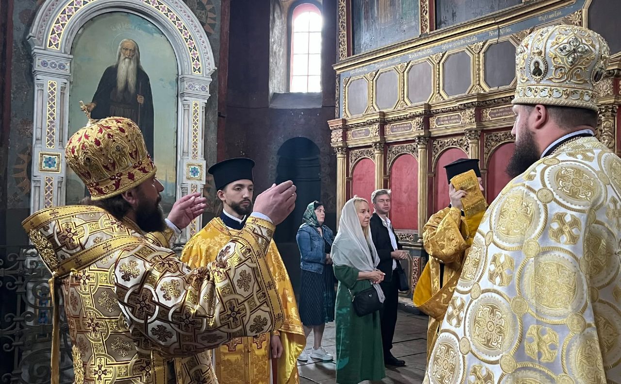 Під час літургії. Фото: фейсбук НЗ Києво-Печерська лавра