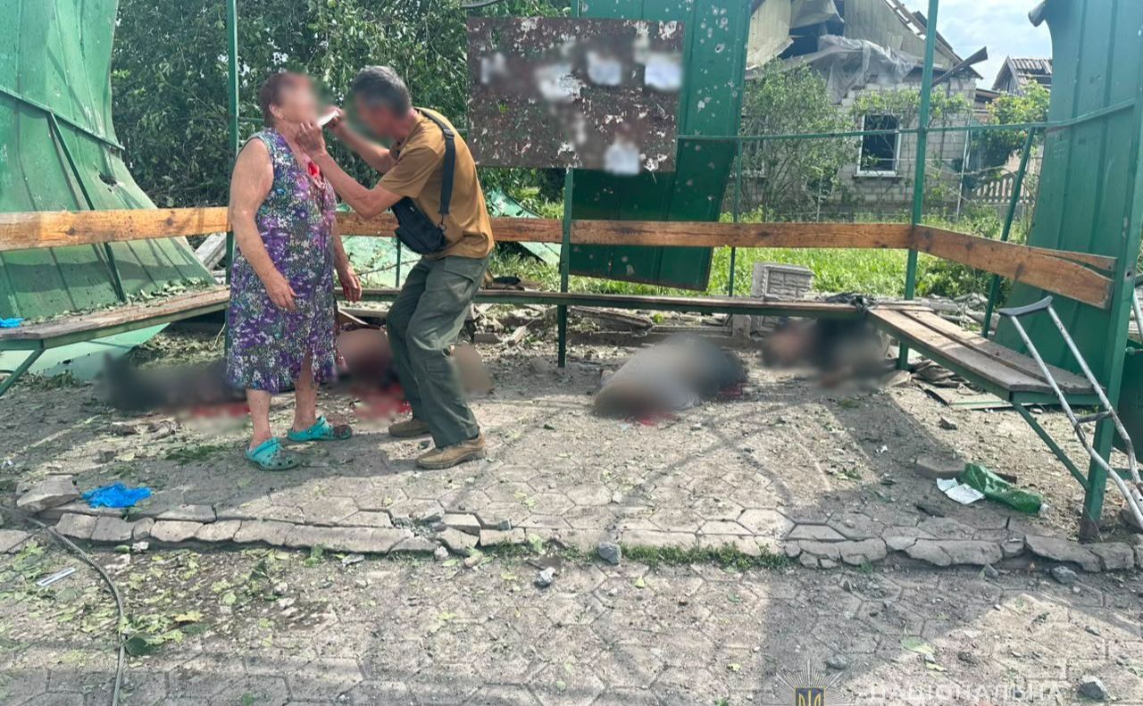 Фото на зупинці, де загинули люди, зробила Нацполіція