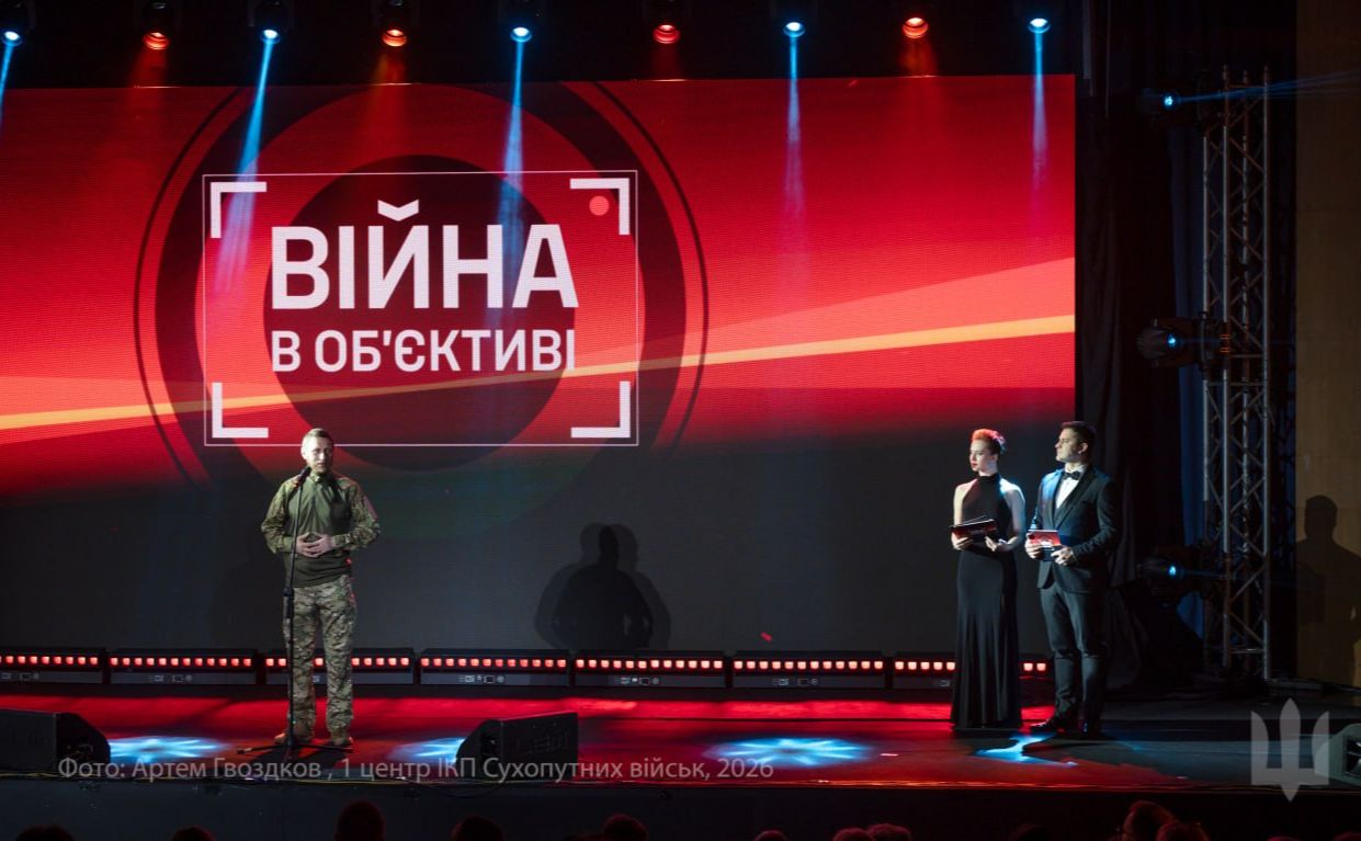 На сцені фестивалю у День журналіста. Фото: Сухопутні війська України