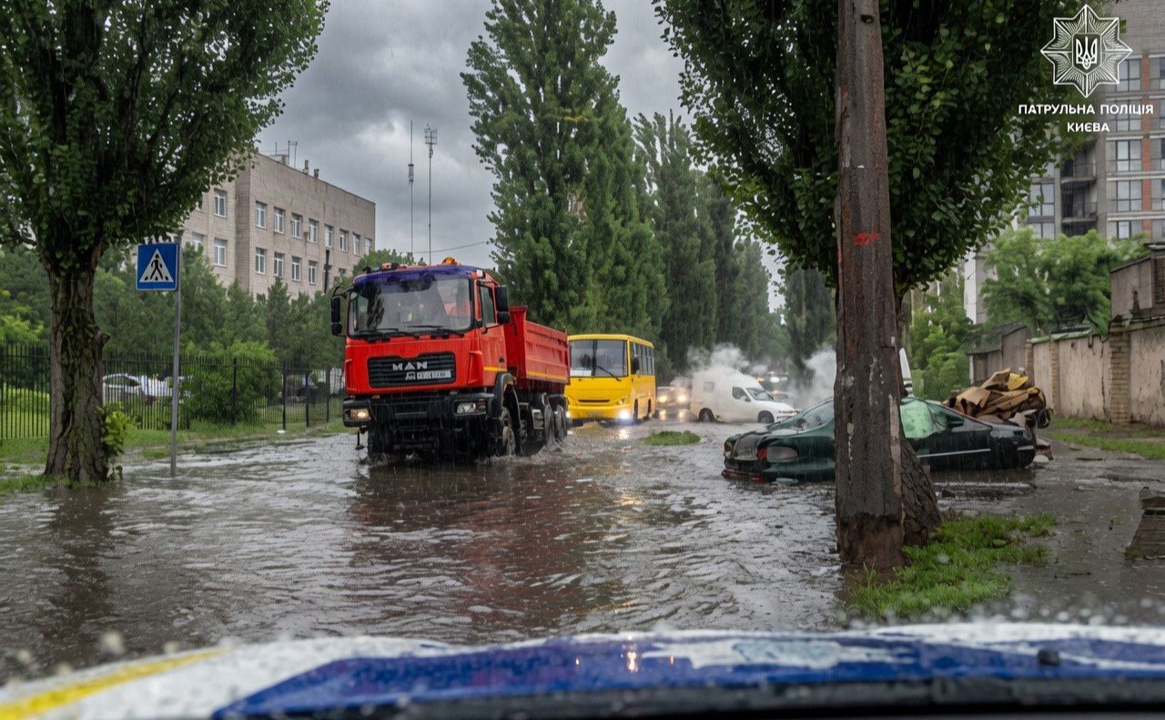 Підтоплення після дощу в столиці. Фото: Патрульна поліція Києва у Телеграм