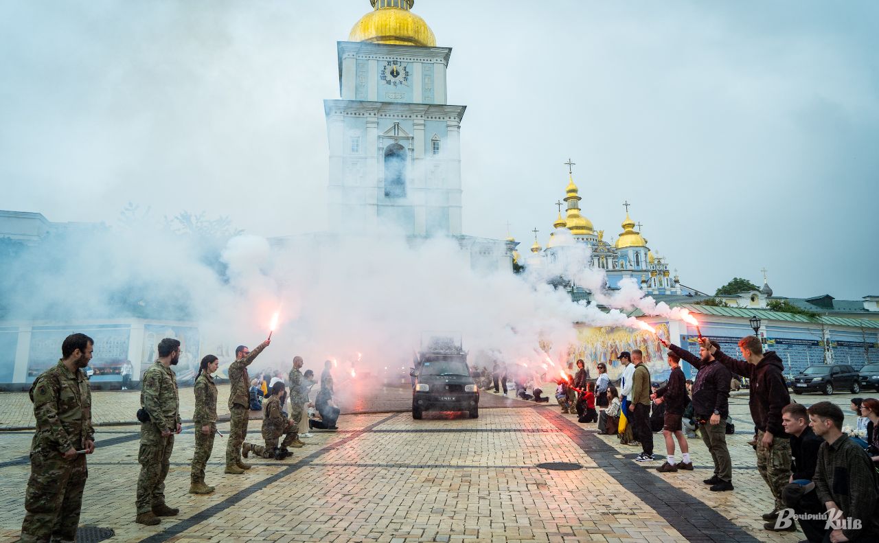 На Михайлівський площі домовину з тілом «Варнака» проводжали із запаленими файєрами. Фото: Олексій Самсонов