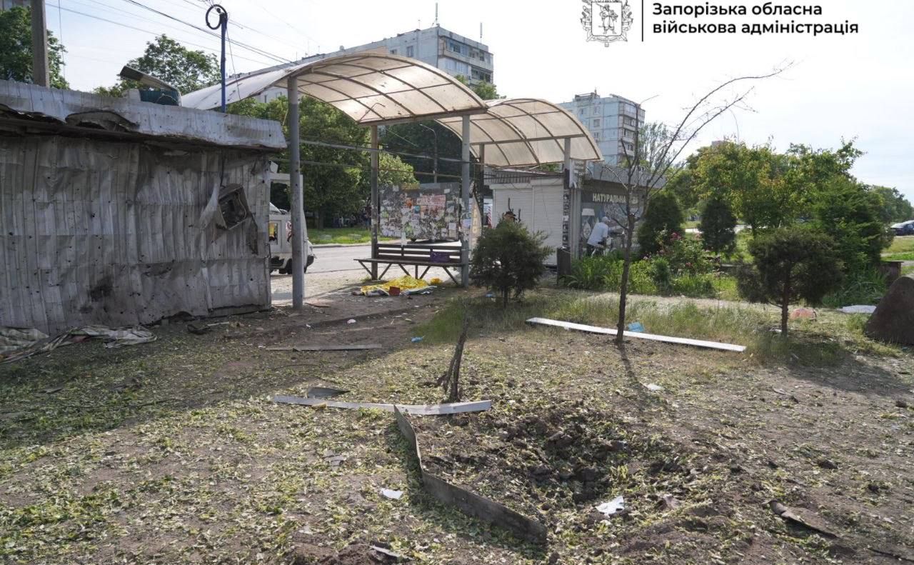 Росіяни вдарили по зупинці громадського транспорту. Фото: Запорізька ОВА у Фейсбук