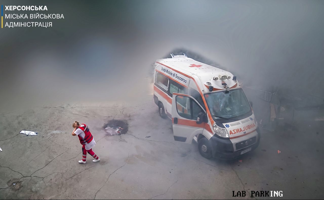 Удар по «швидкій» у Херсоні. Фото: скріншот