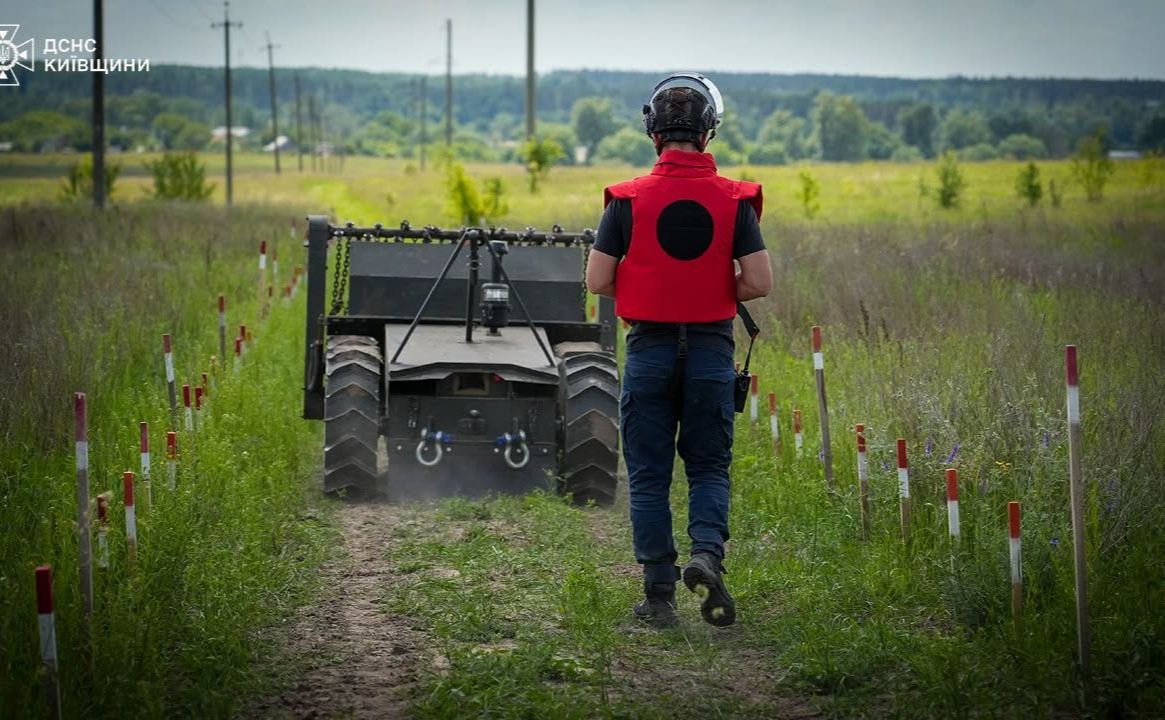 Сапери перевіряють території. Фото: ГУ ДСНС у Київській області.
