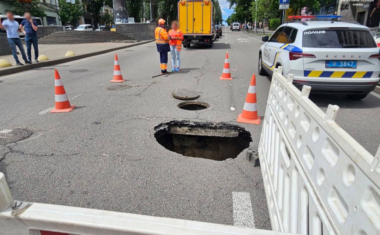 Через обвал оюмежили рух транспорту. Фото: патрульна поліція Києва