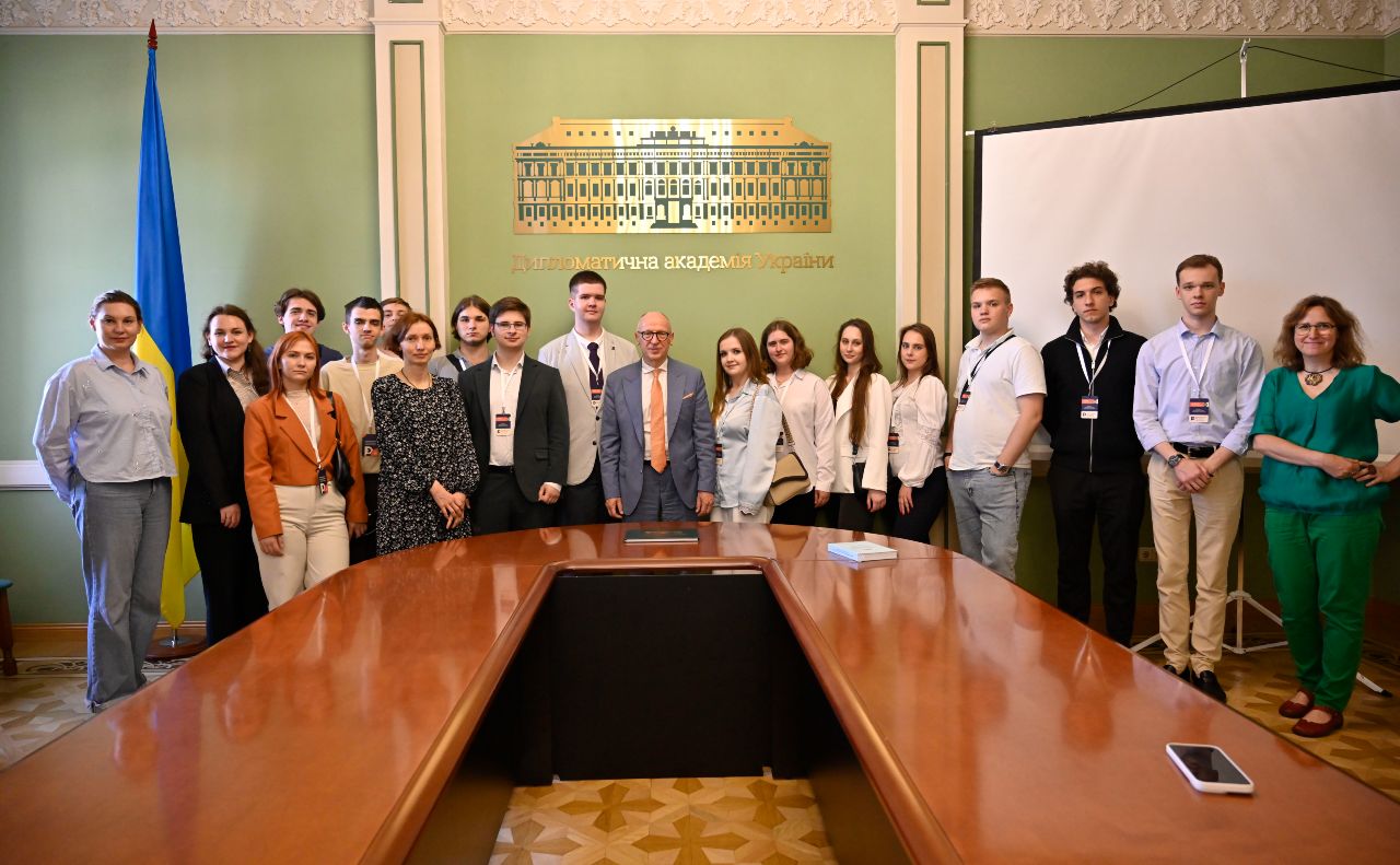 Учасники події в дипломатичній академії з Ігорем Осташем. Світлина надана організаторами заходу