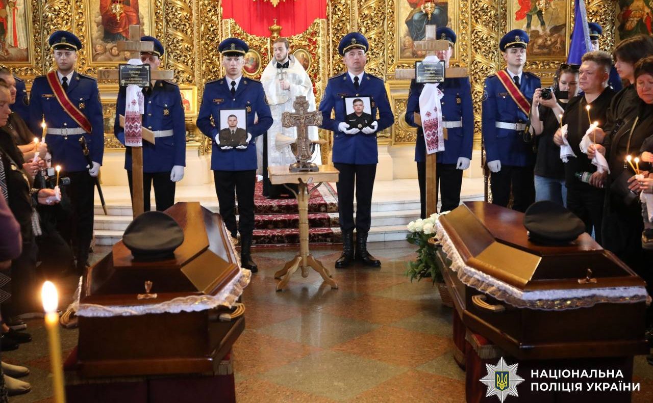 прощання з поліцейськими у Михайлівському соборі. Фото: Нацполіція України
