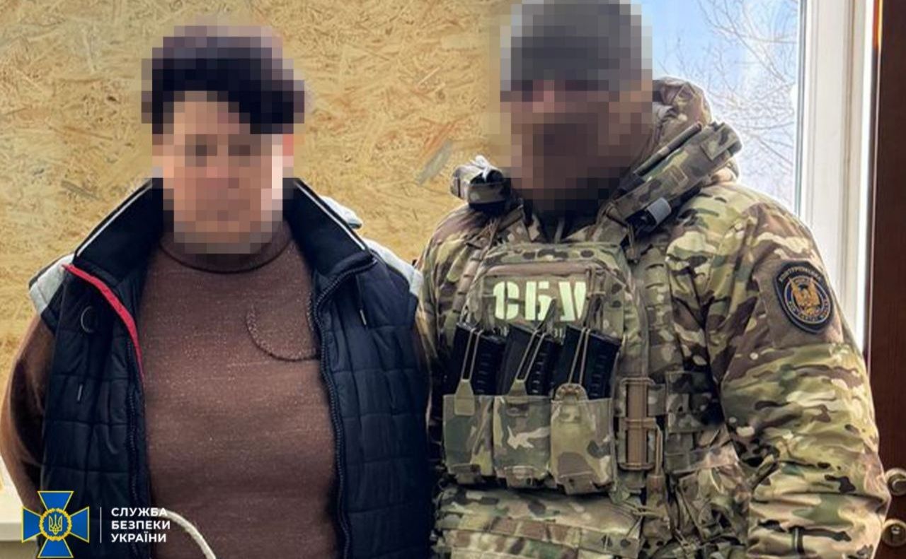 Жінка працювала на ворога разом із сином. Фото: СБУ у Телеграм