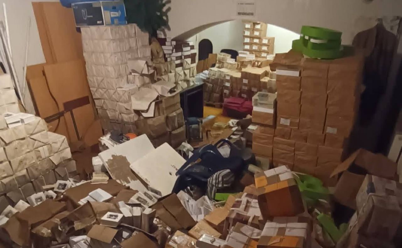 Підтоплення в офісі на Подолі. Фото: «Смолоскип» у Фейсбук