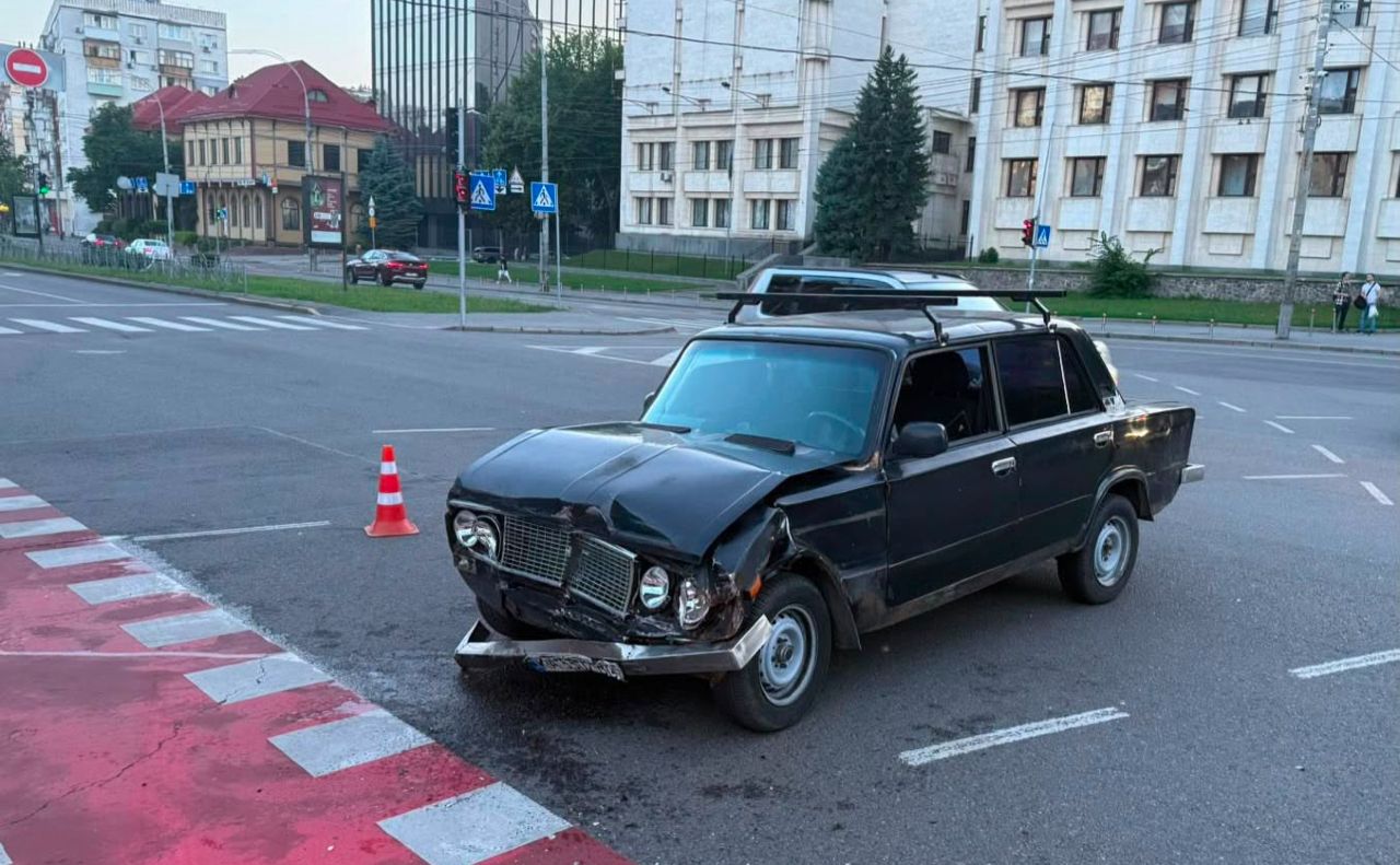 Водій ВАЗу не пропустив BMW. Фото: Нацполіція