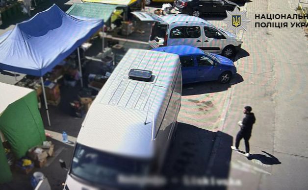 Скрин відео з камер спостереження з грабіжником. Фото: Нацполіція