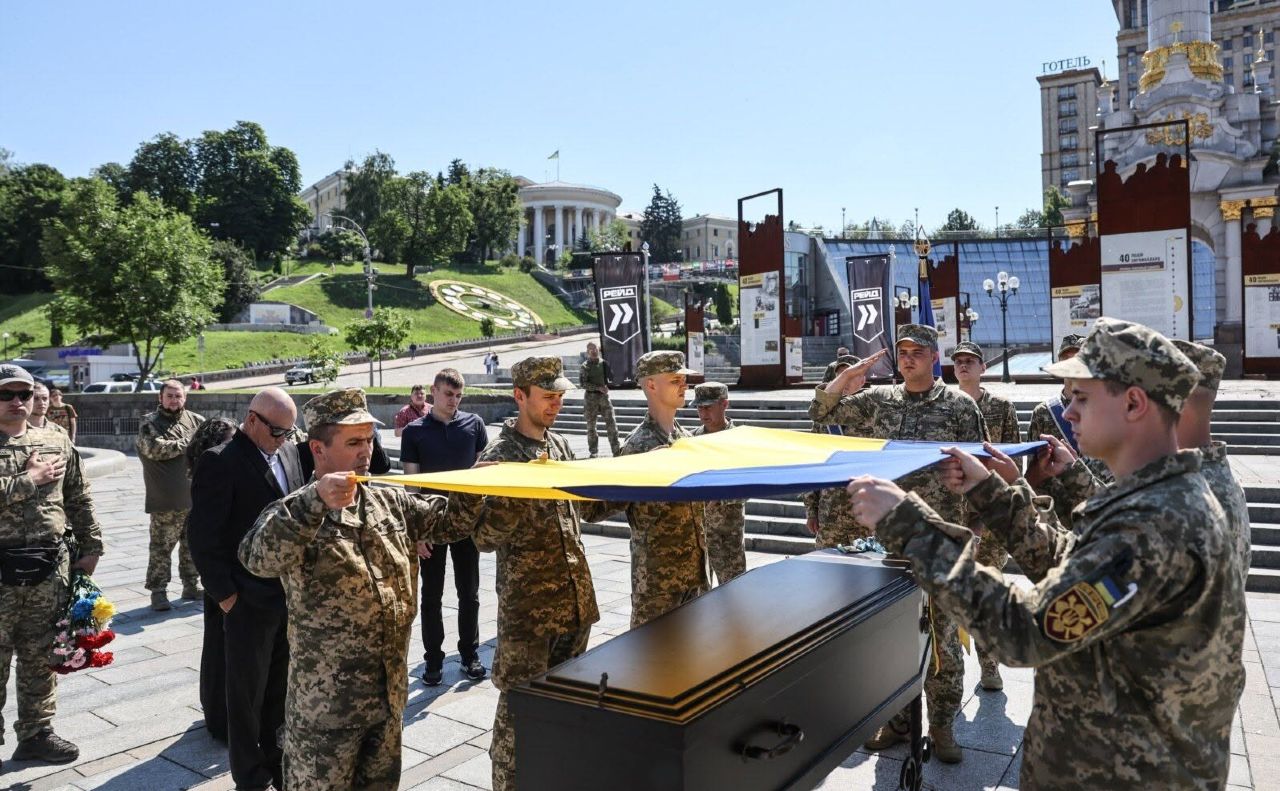 Прощання на Майдані з колумбійським військовим добровольцем Джаном Себастьяном Рестрепо Мазо «Оніксом». Фото Сергій Нужненко, «Радіо Свобода»