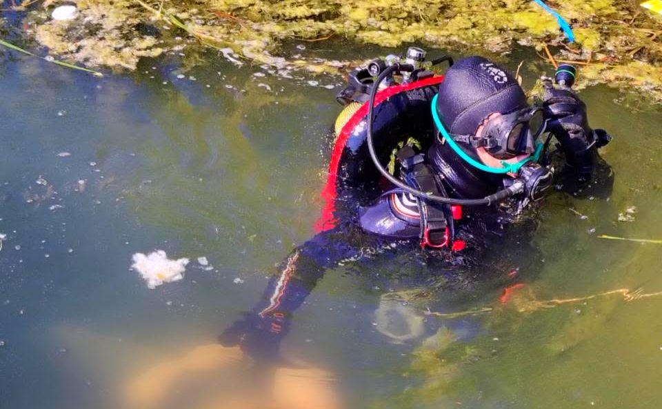 Рятувальник витягнув тіло підлітка з водойми. Фото: ДСНС Києва